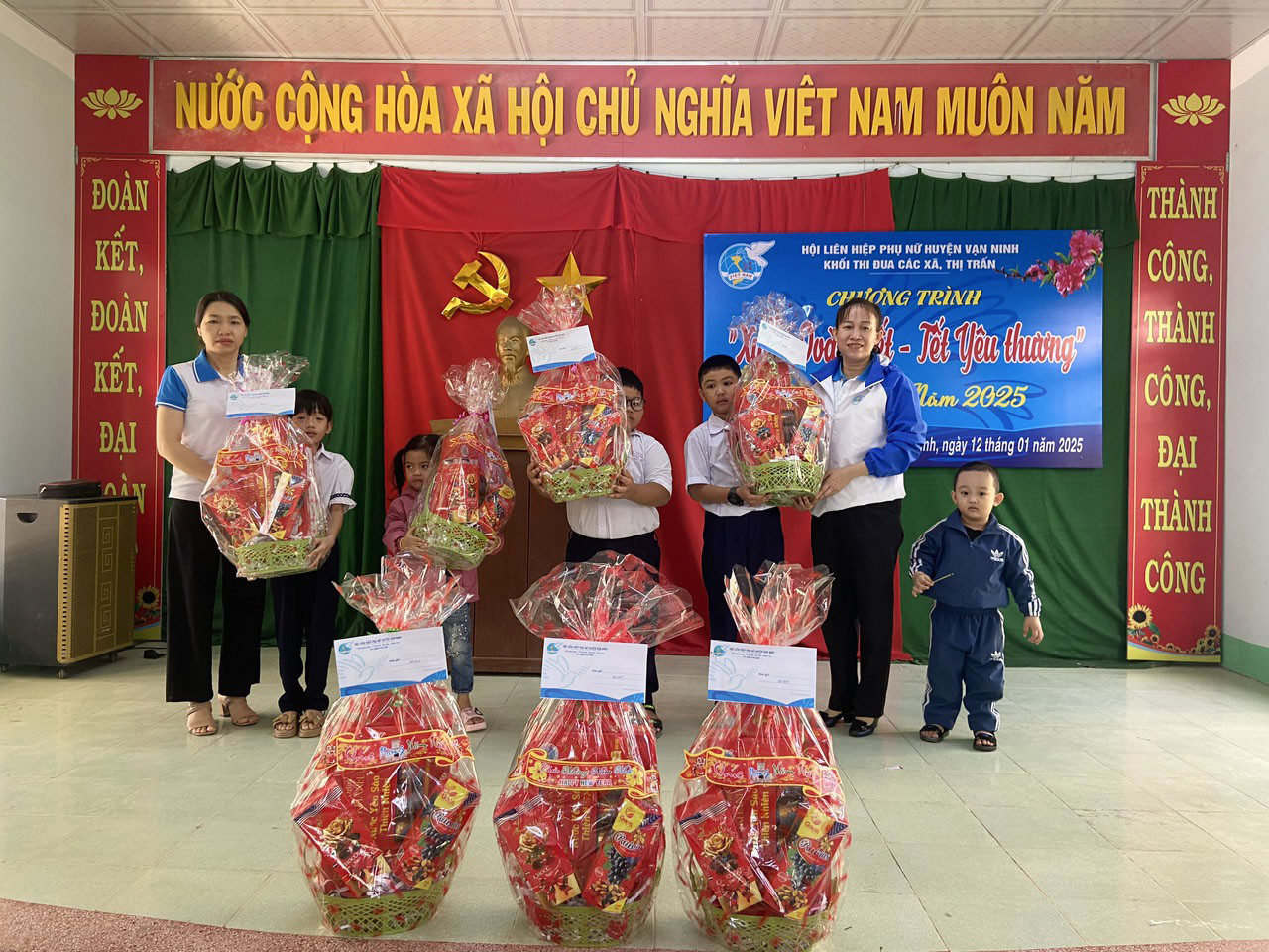 van_ninh.jpg (452 KB)