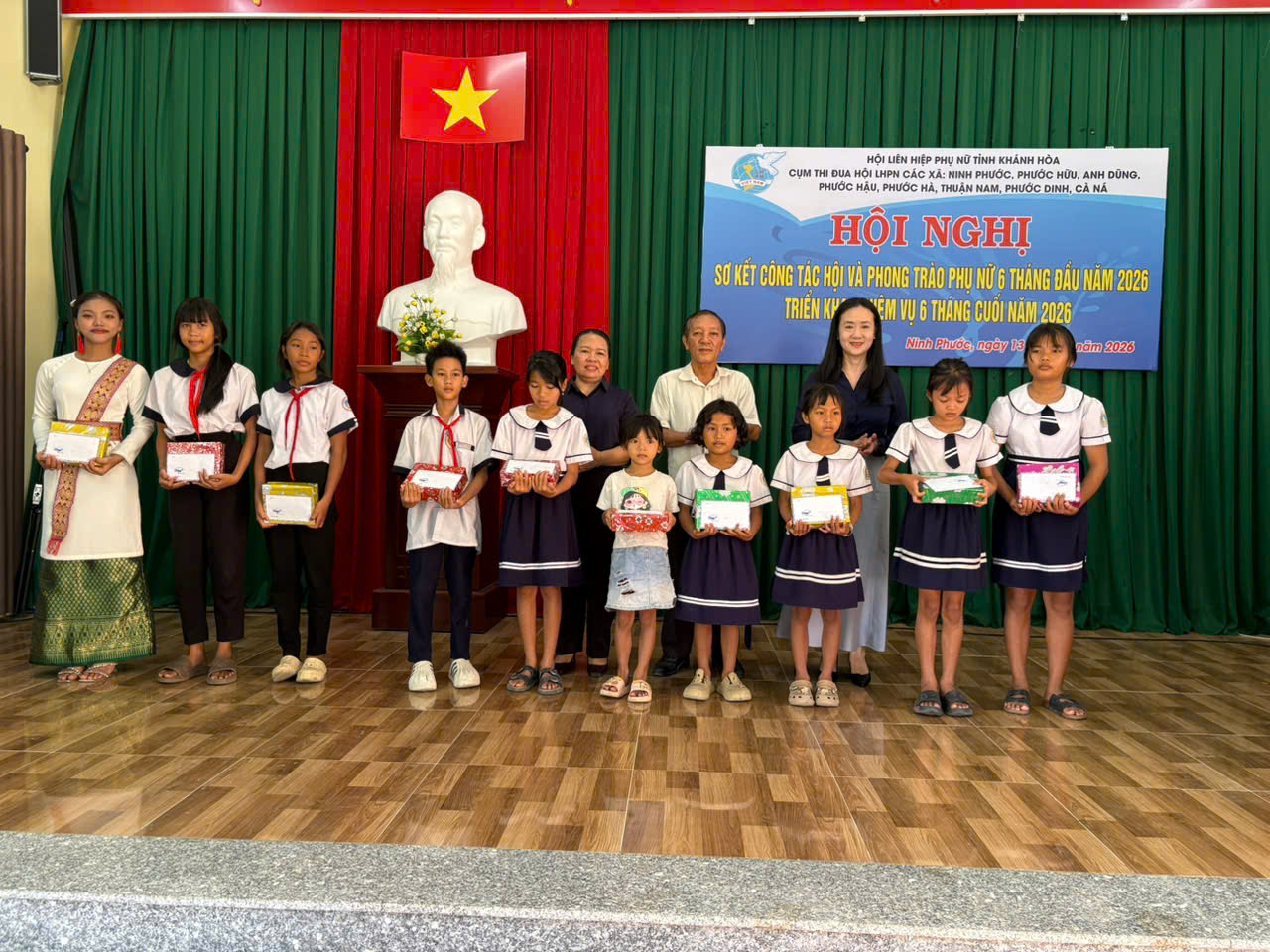 C.Nga trao qua cho TE.jpg (395 KB)