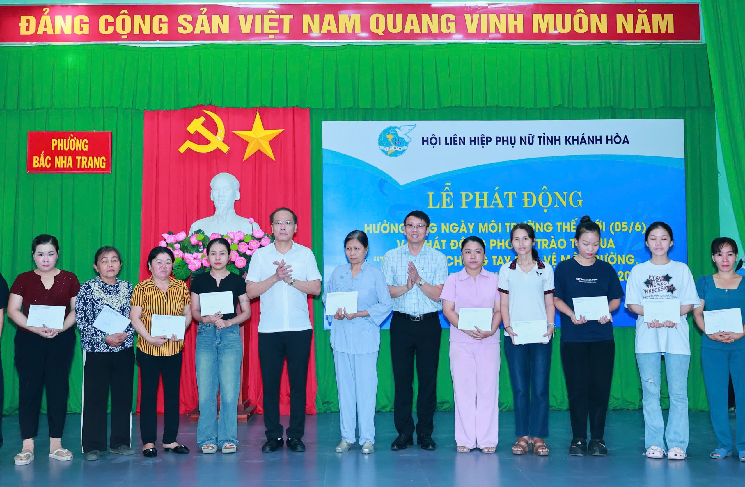 Trao qua cho PN.jpg (896 KB)