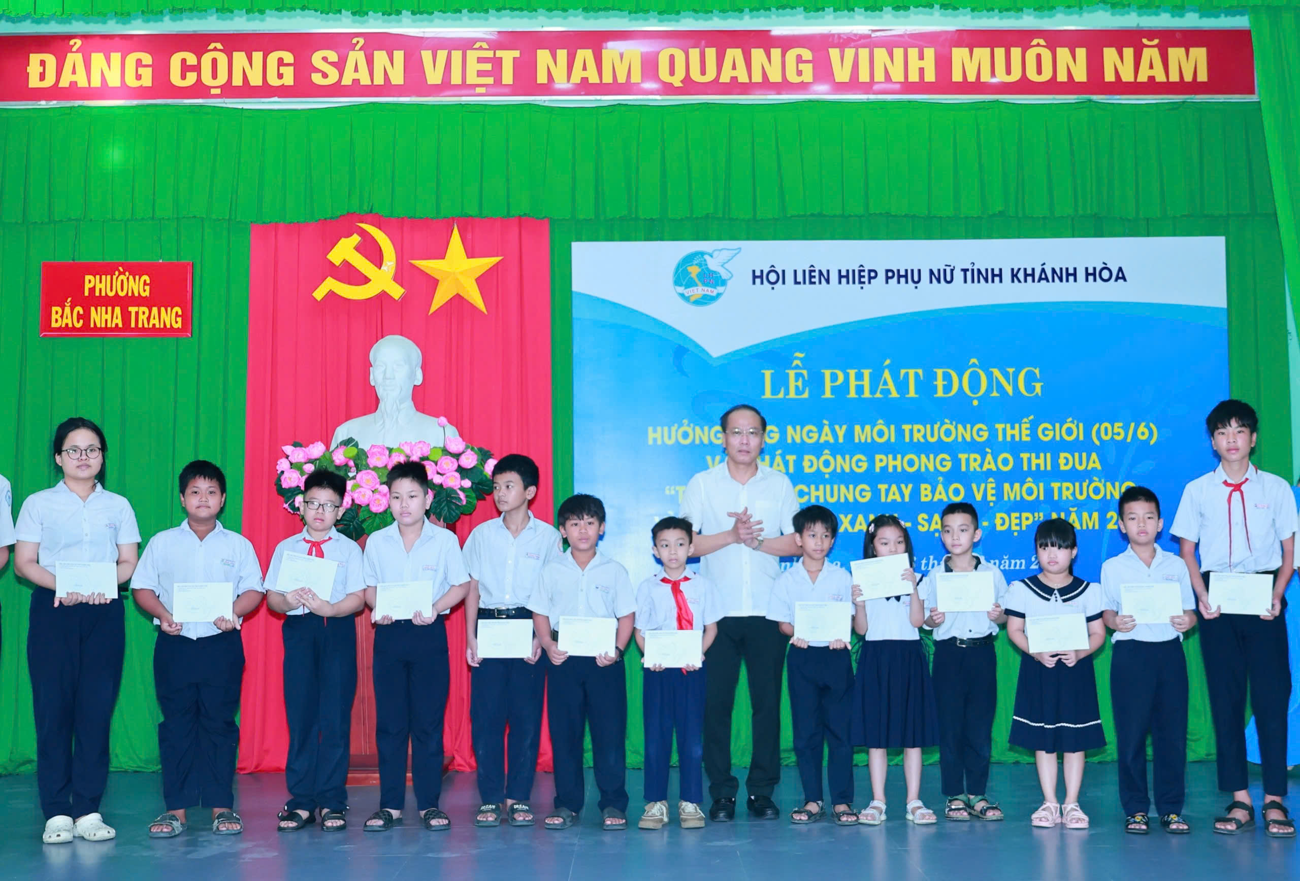 Trao qua cho TE.jpg (849 KB)