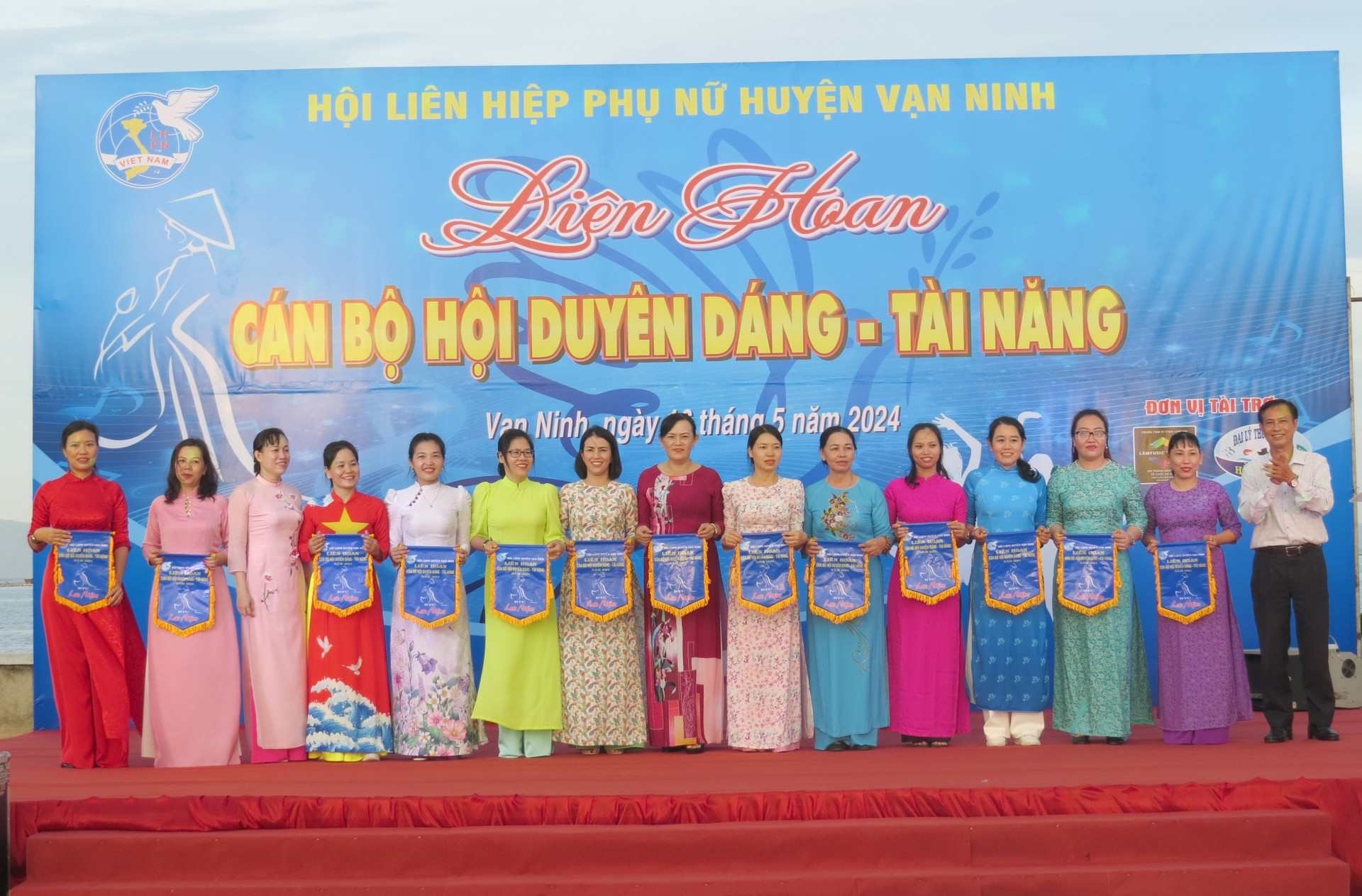 VN liên hoan áo dài 1.jpg (636 KB)