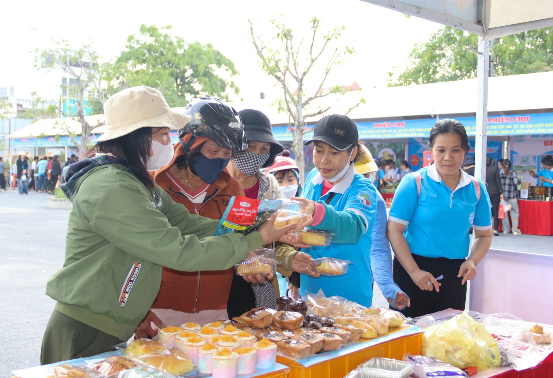 img_8768- nười dân mua bánh.jpg (650 KB)