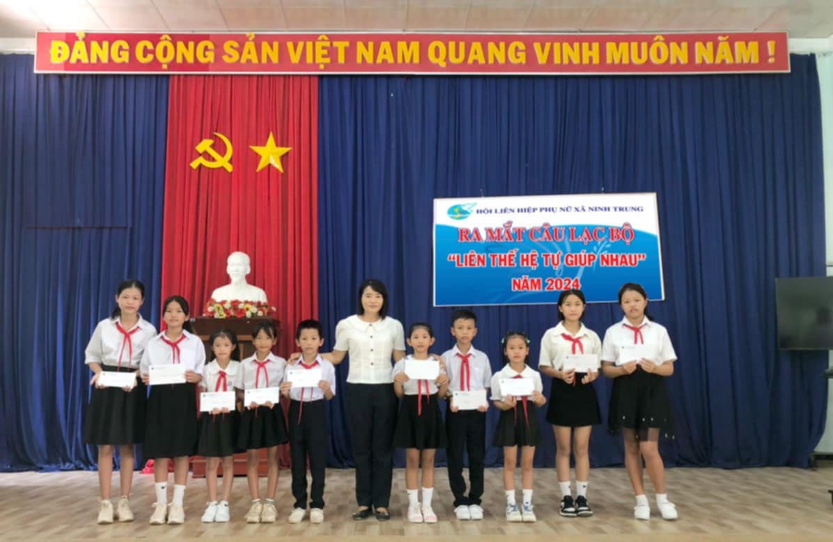 Trao học bổng.jpg (88 KB)