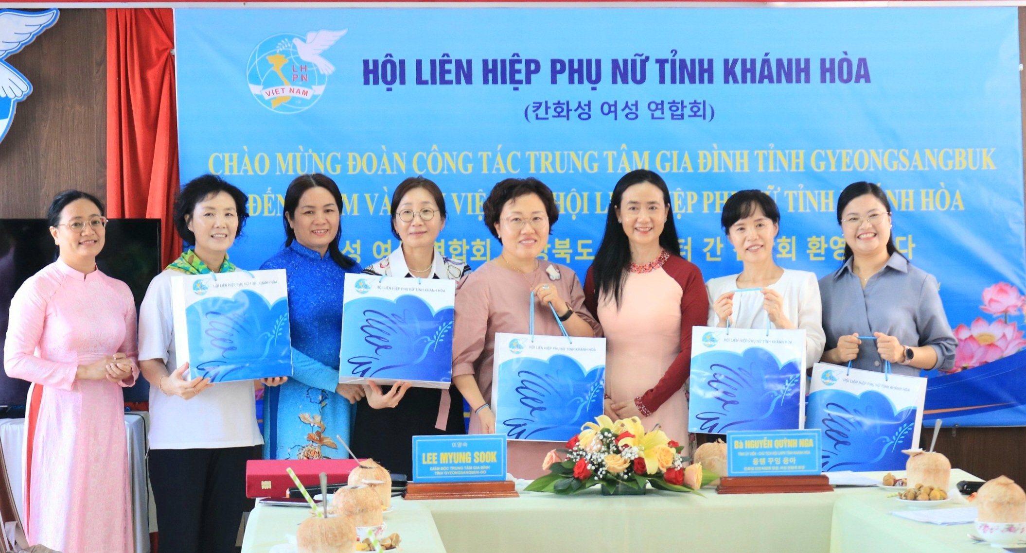 Hội LHPN tỉnh tặng quà.jpg (378 KB)