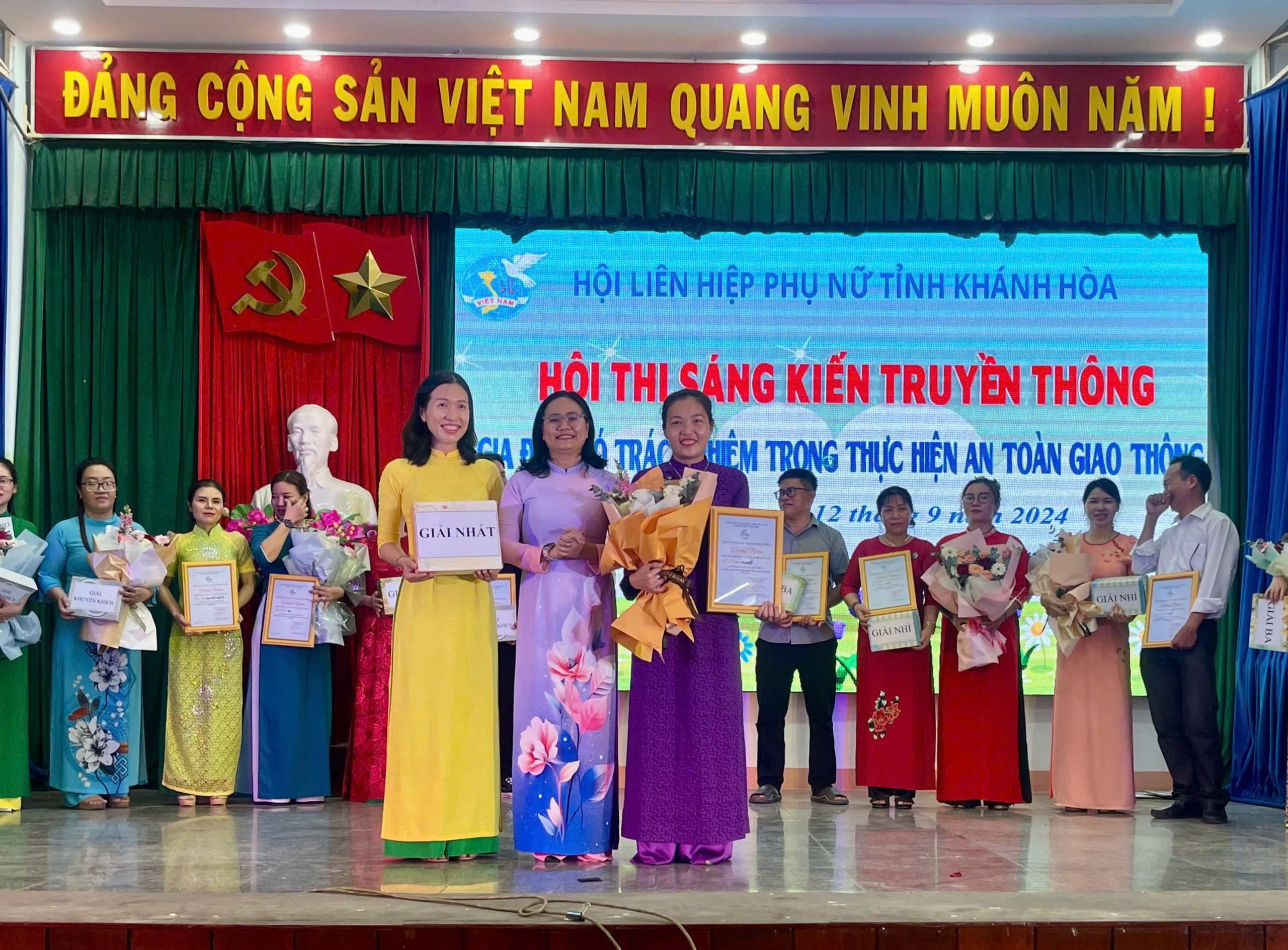 Trao giải 1.jpg (1.22 MB)