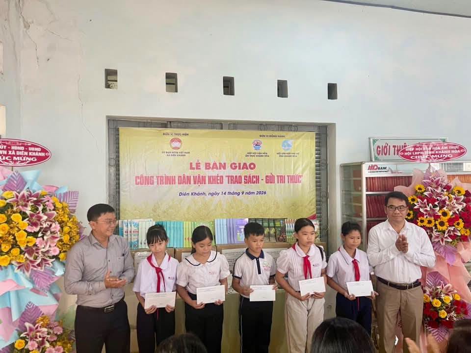 thư viện sách 3.jpg (75 KB)
