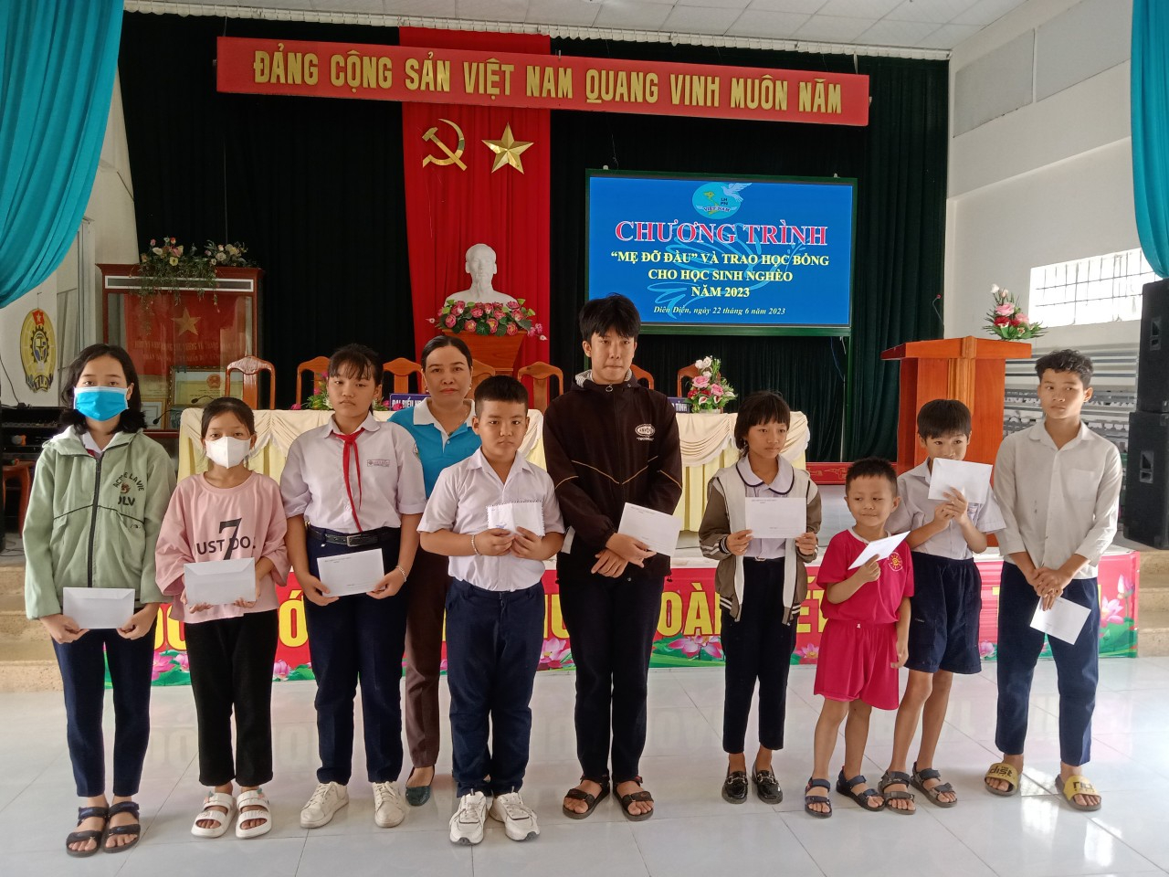 Lãnh đạo Hội LHPN xã Diên Điền trao học bổng cho các em mồ côi.png (1.62 MB)