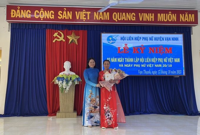 Chị Phan Thị Hòa Bình tặng kỷ niệm chương.jpg (123 KB)