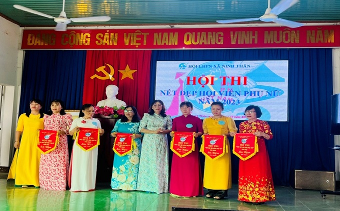 Trao cờ lưu niệm Ninh Hòa.jpg (132 KB)