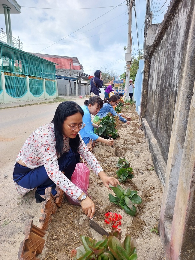 Chị Hạ trồng cây tại vạn Ninh.jpg (296 KB)