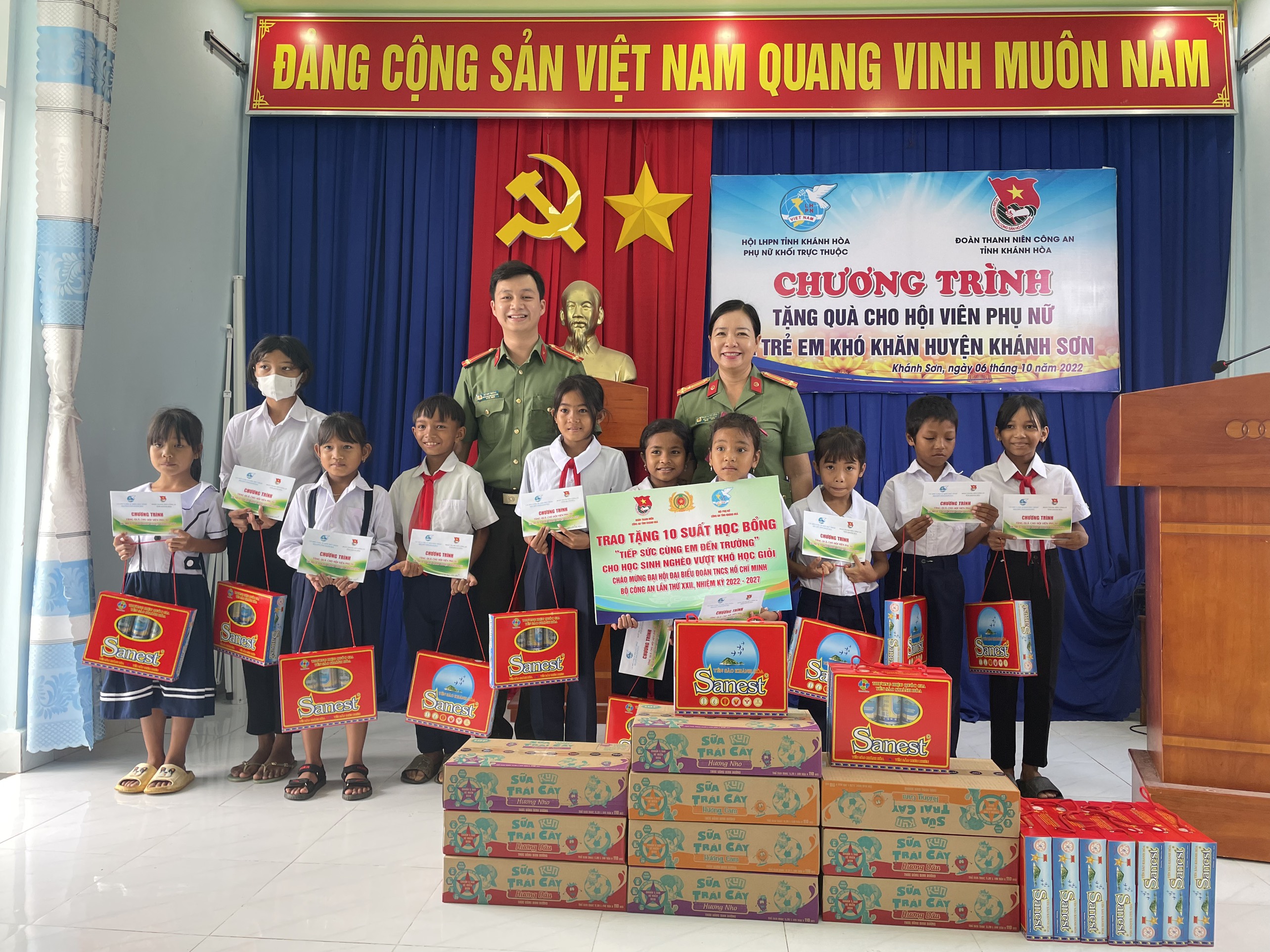 Kế hoạch tặng quà học sinh nghèo vượt khó