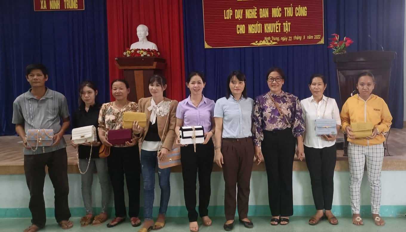 Ninh Trung bế giảng lớp dạy nghề đan móc 2.jpg (79 KB)
