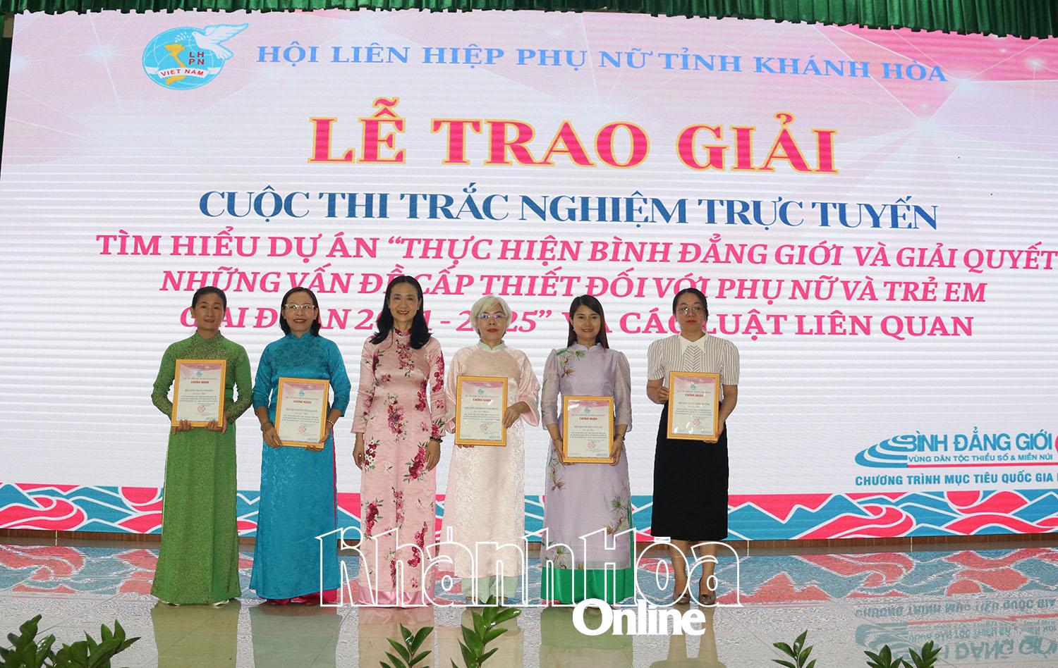 TRAO GIAI 1.jpg (246 KB)