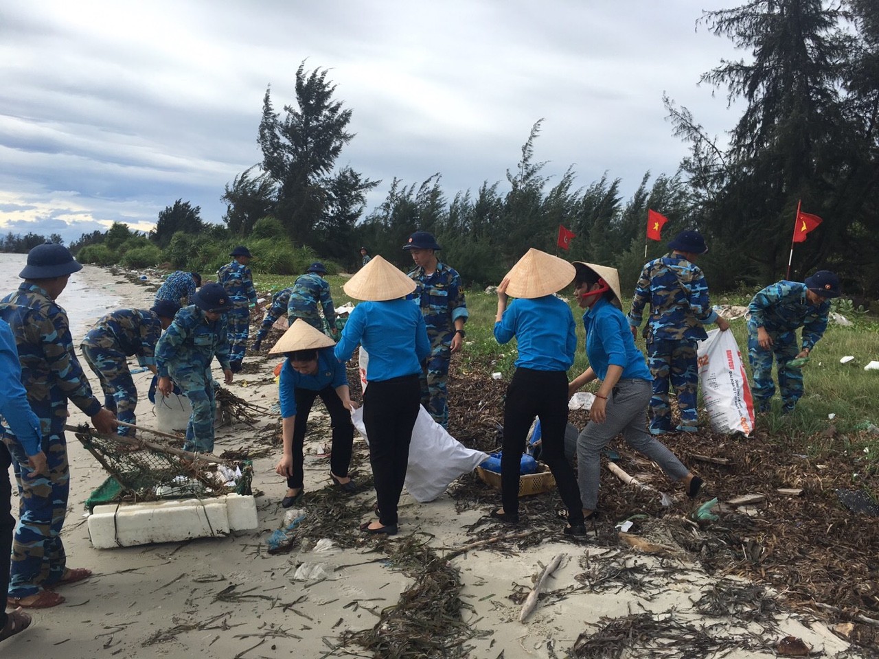 Hội LHPN huyện phối hợp với cán bộ chiến sỹ Lữ đoàn 146 ra quân làm sạch rác thải nhựa tại bờ biển trong đơn vị.jpg (373 KB)