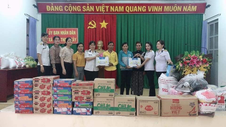 Hội LHPN huyện tặng quà cho các gia đình khó khăn xã Cam Thịnh Tây - Cam Ranh.jpg (69 KB)