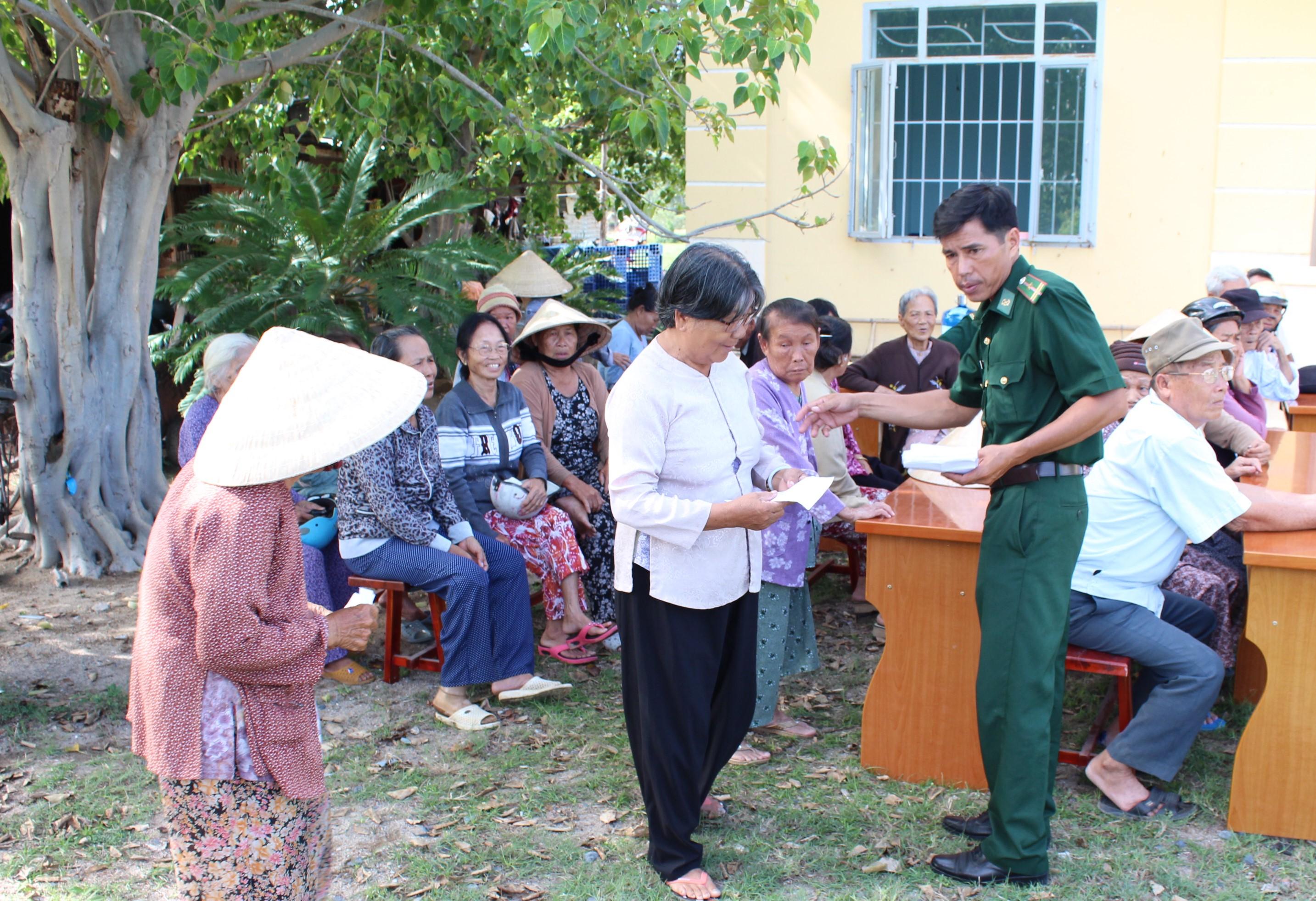 Chương trình khám chữa bệnh cấp phát thuốc cho phụ nữ xã Cam Lập của Đồn biên phòng Cam Ranh.jpg (709 KB)