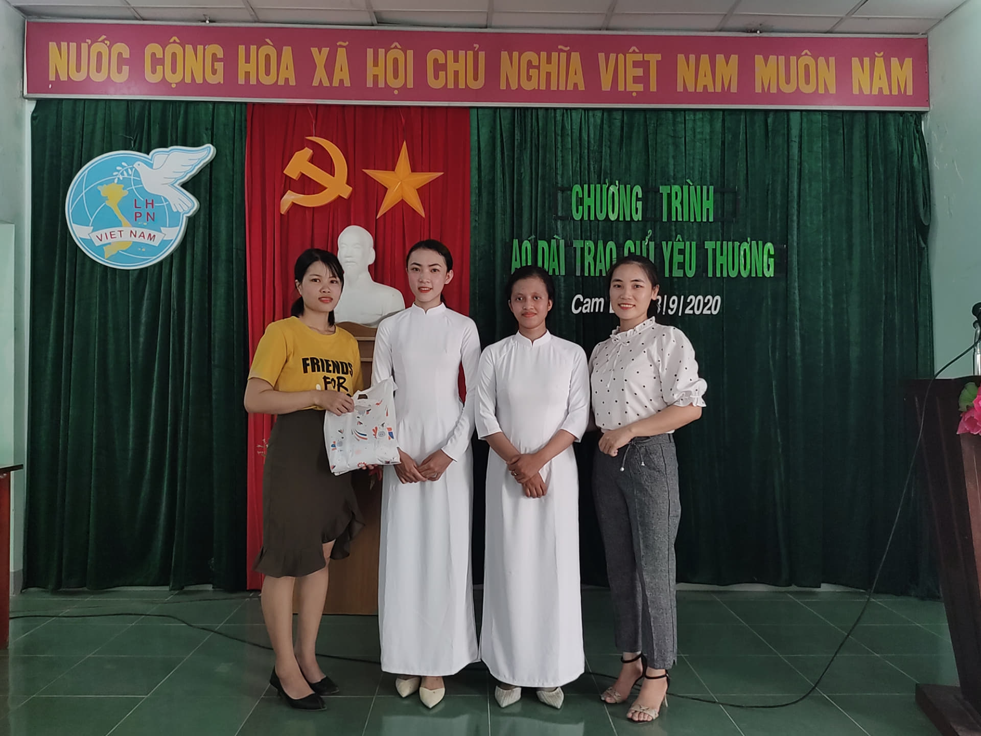 Chị Hằng Liên chủ tịch phụ nữ xã Cam Lập mặc quần tây áo trắng tặng áo dài trắng cho hai em học sinh nữ ở xã.jpg (257 KB)