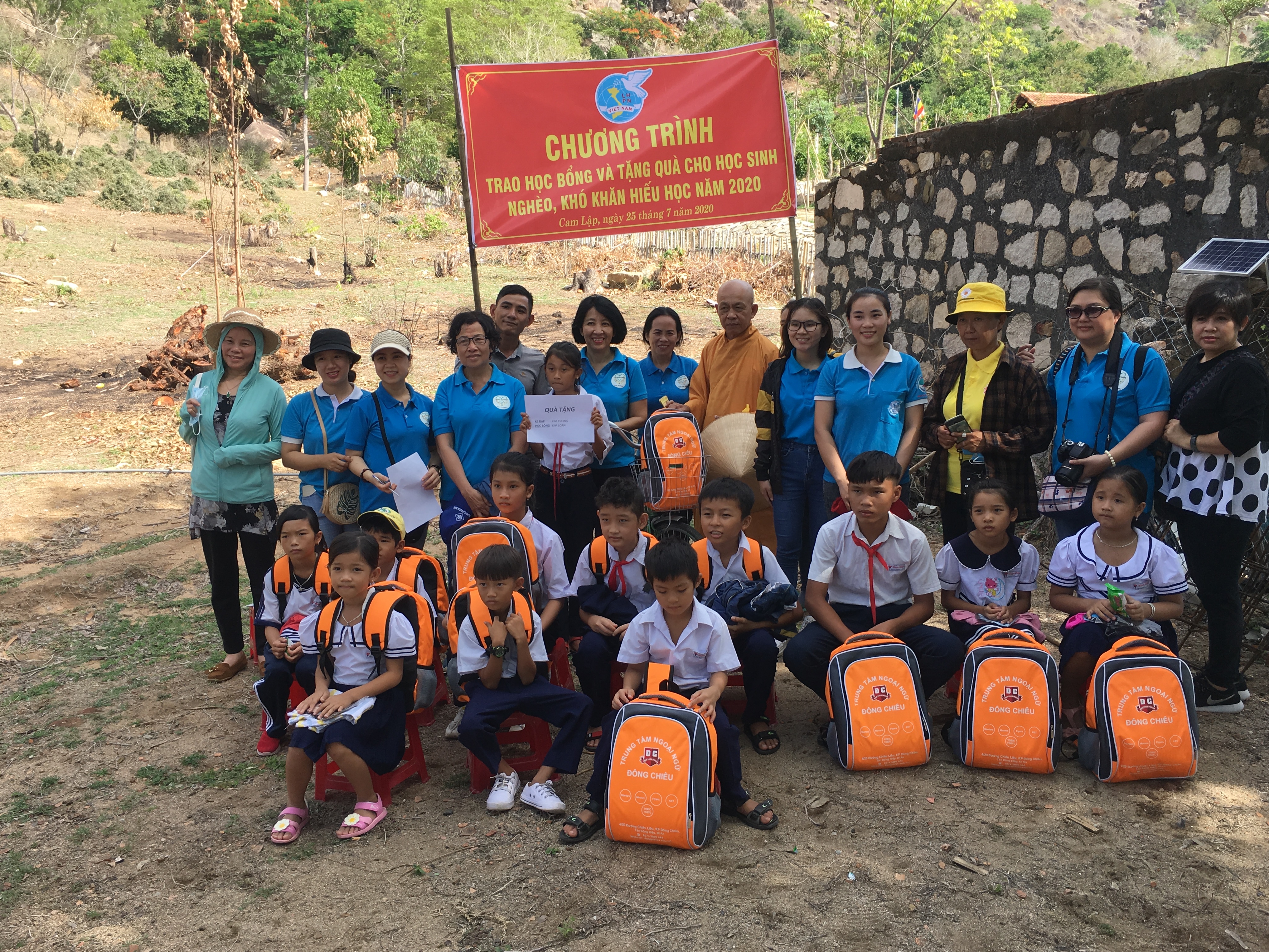 Hội LHPN xã Cam Lập trao học bổng cho các em học sinh nghèo, có hoàn cảnh đặc biệt khó khăn.JPG (7.98 MB)