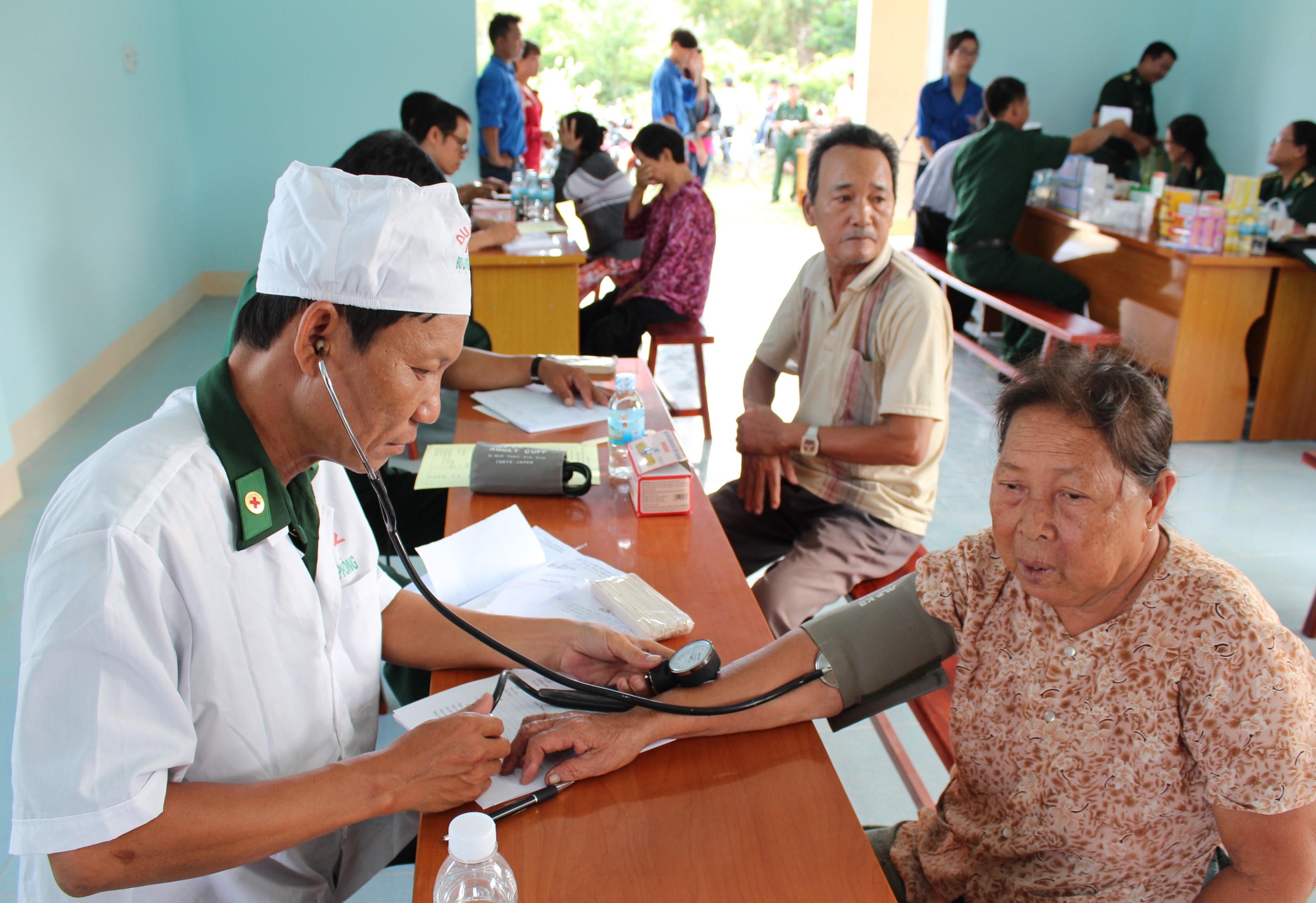 chương trình khám chữa bệnh của biên phòng với chị em phụ nữ xã Cam Lập.jpg (507 KB)