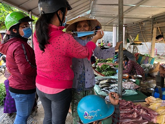 Hội LHPN xã Cam Hòa vận động người dân mang khẩu trang khi đi chợ.jpg (127 KB)