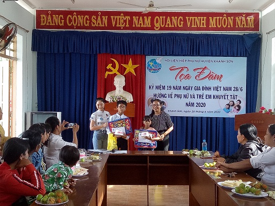 PN Khanh Son Ngay Gia dinh Viet Nam 3.jpg (142 KB)