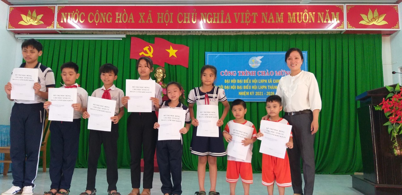 Hoạt đông trao học bổng cho học sinh nghèo hiếu học của xã Cam Bình.jpg (207 KB)