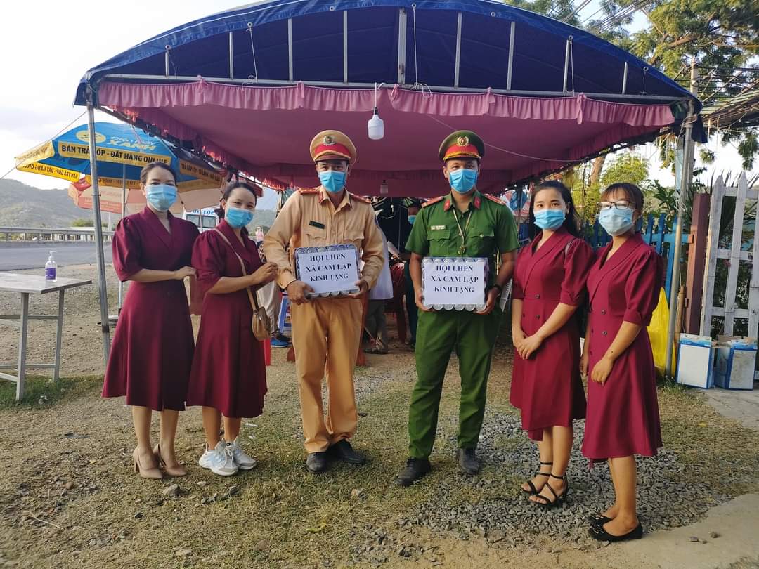 Tặng quà cho các đồng chí đang làm nhiệm vụ  ở trạm kiểm dịch Covic-19 tại thôn Hòa Diêm xã Cam Thịnh Đông.jpg (144 KB)
