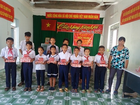 Chị Trần Thị Đề tặng quà cho các em học sinh nghèo, hiếu học