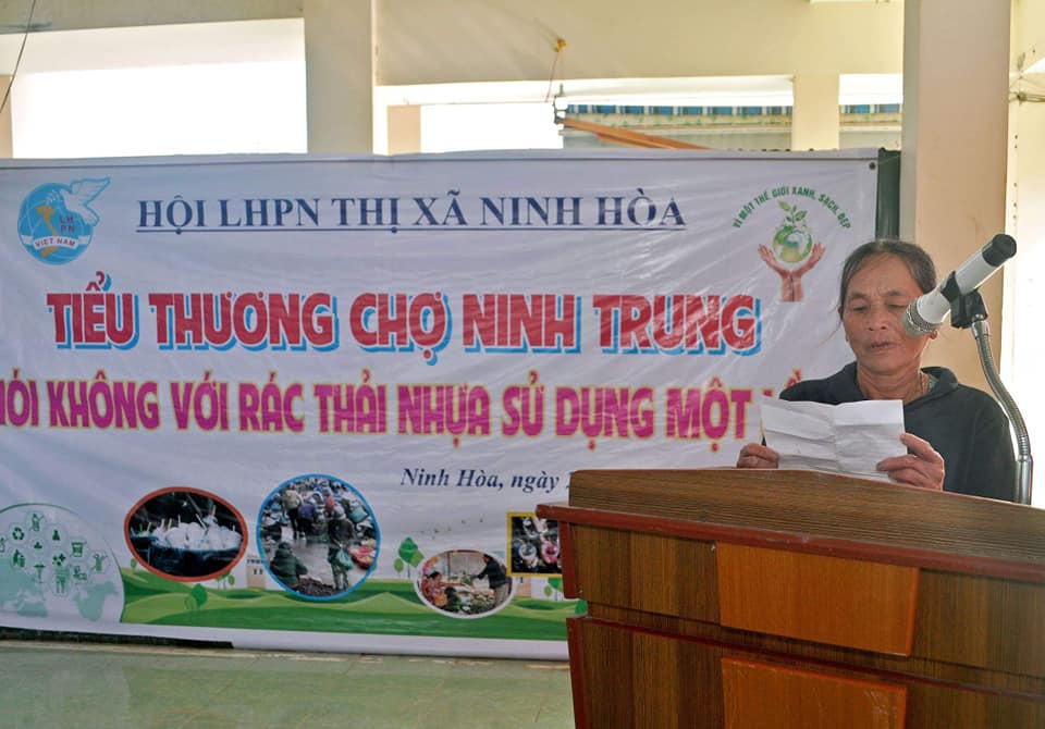 Hoi PN Ninh Hoa-ra-mat-mo-hinh-tieu-thuong-cho-ninh-trung-noi-khong-voi-rac-thai-nhua-su-dung-1-lan anh 4.jpg (68 KB)