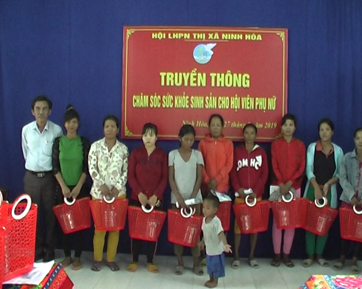 Hội LHPN thị xã Ninh Hòa tổ chức buổi truyền thông chăm sóc sức khỏe sinh sản cho hội viên phụ nữ thôn Suối Sâu xã Ninh Tân c.bmp (1.19 MB)