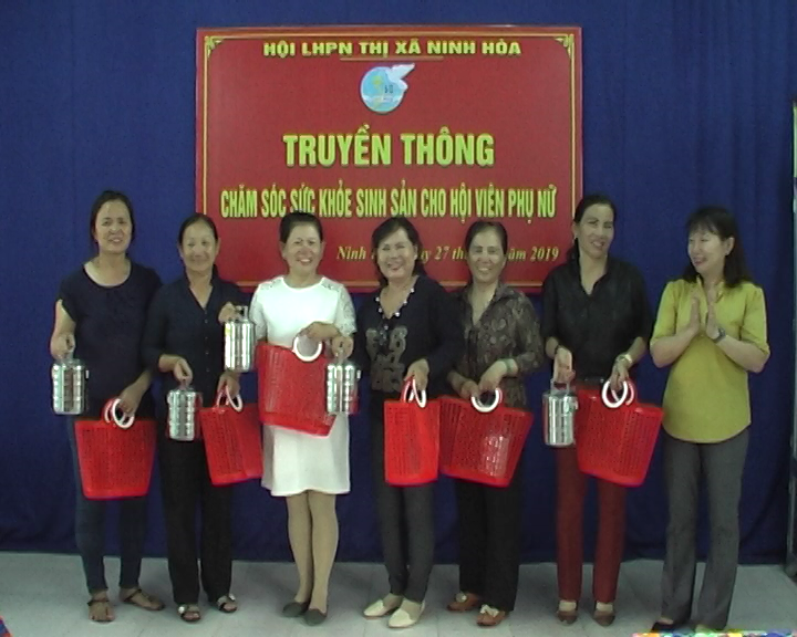 Hội LHPN thị xã Ninh Hòa tổ chức buổi truyền thông chăm sóc sức khỏe sinh sản cho hội viên phụ nữ thôn Suối Sâu xã Ninh Tân d.bmp (1.19 MB)