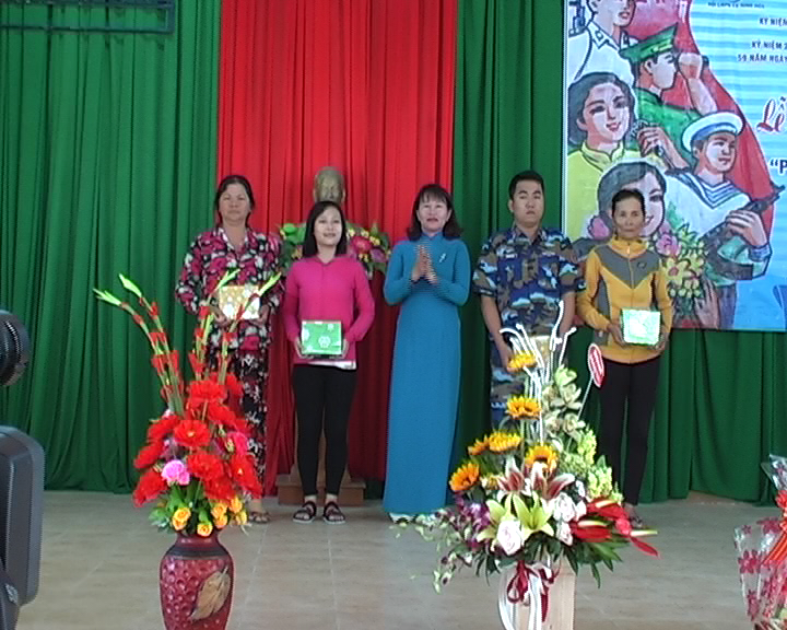 Chị Đoàn Thị Lực – Chủ tịch Hội LHPN thị xã Ninh Hòa tặng quà cho gia đình các chiến sĩ đang công tác tại huyện đảo Trường Sa