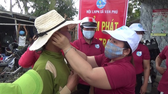 Hội phụ nữ xã Vạn Phú tặng và giúp người dân mang khẩu trang đúng cách.jpg (77 KB)