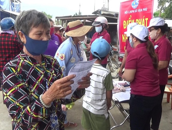 Người dân xã Vạn Phú (huyện Vạn Ninh) được truyền thông hiểu biết và cách phòng chống dịch bệnh Covid-19 (ảnh Hoài Duy).jpg (139 KB)