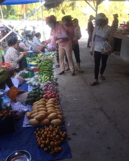 CR Chị em Tổ công tác đến tuyên truyền phòng chống dịch Covid-19 cho hội viên và phụ nữ tiểu thương tại chợ nhỏ khu dân cư.jpg (102 KB)