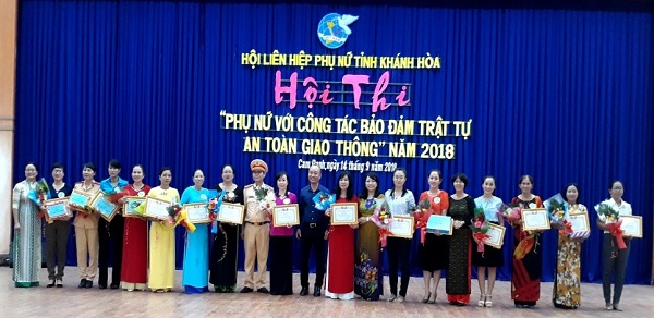 hoi-lhpn-tinh-khanh-hoa-to-chuc-hoi-thi-phu-nu-voi-cong-tac-dam-bao-trat-tu-an-toan-giao-thong-3.jpg (86 KB)