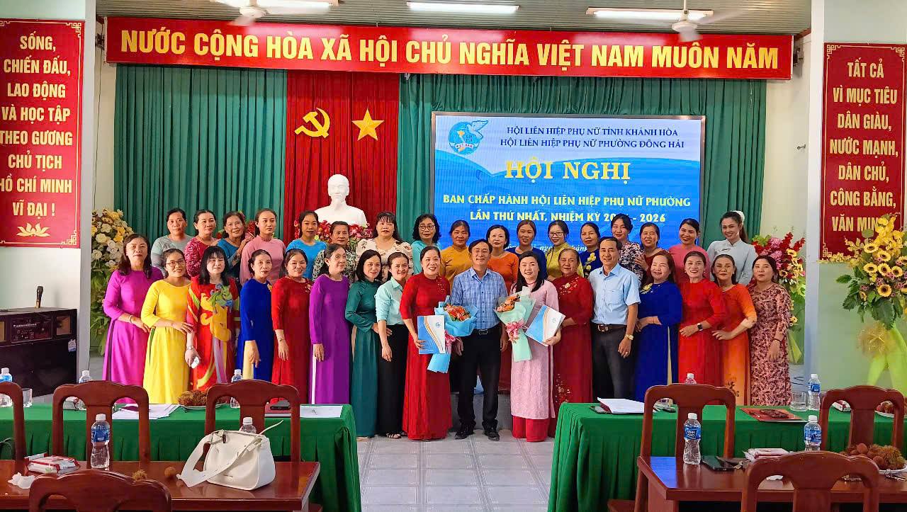 LĐ trao QUYET DINH VAFTANG HOA.jpg (199 KB)
